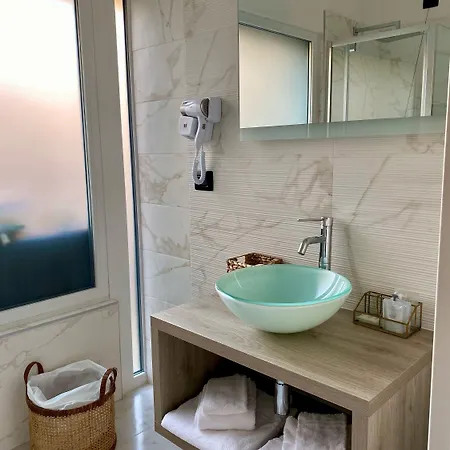 Gatto Bianco Le Mura