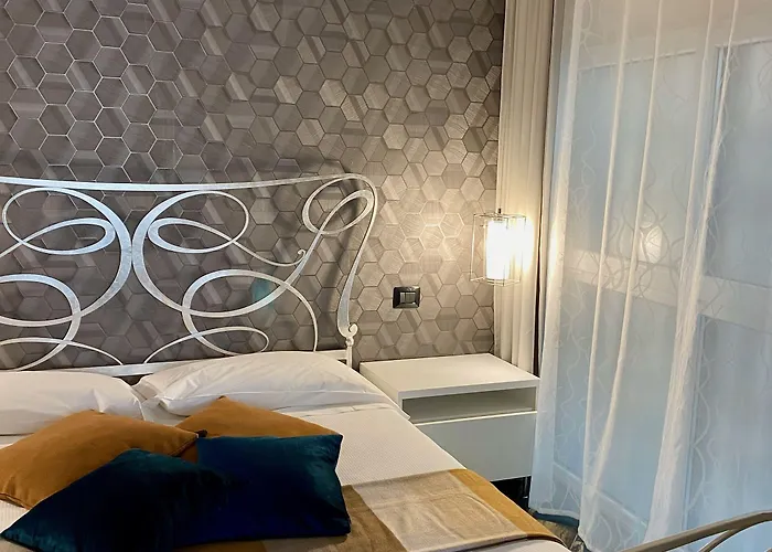 Gatto Bianco Le Mura